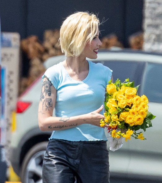 Halsey steps out smiling with bouquet