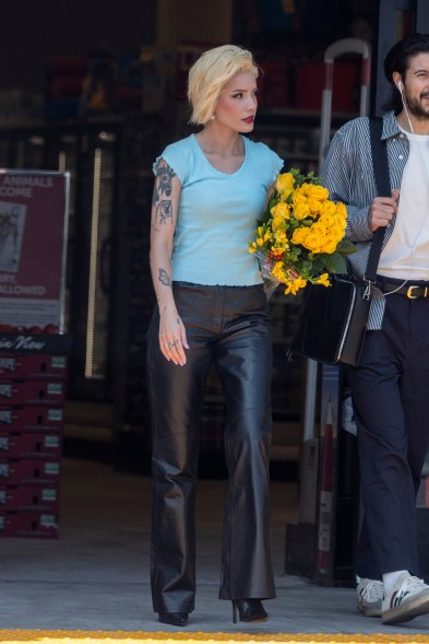 Halsey steps out smiling with bouquet