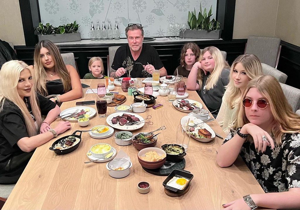 Tori Spelling, Dean McDermott and kids