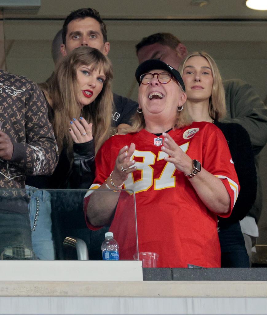 Taylor Swift speaks to Donna Kelce at a Chiefs game.