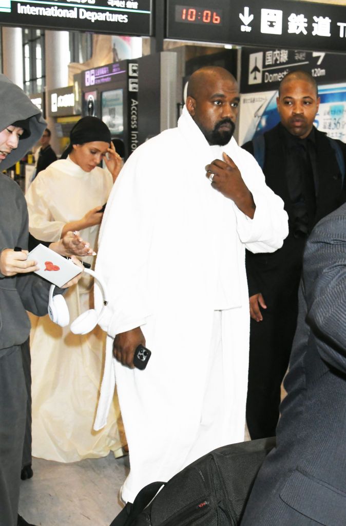Bianca Censori and Kanye West paparazzi photo