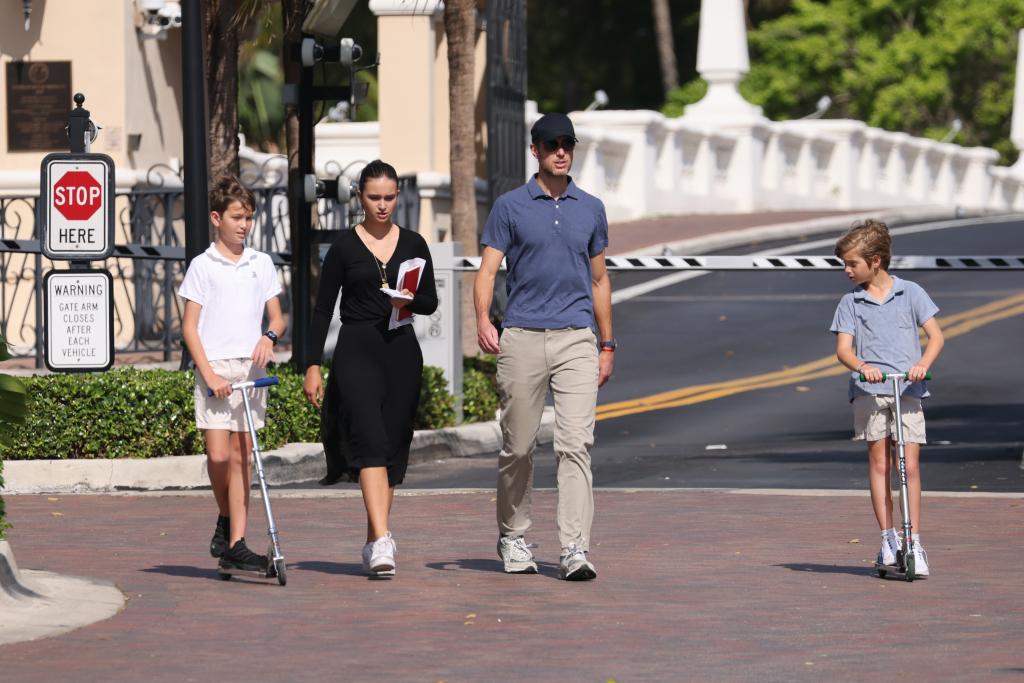 Jared Kushner and his kids arrive at temple
