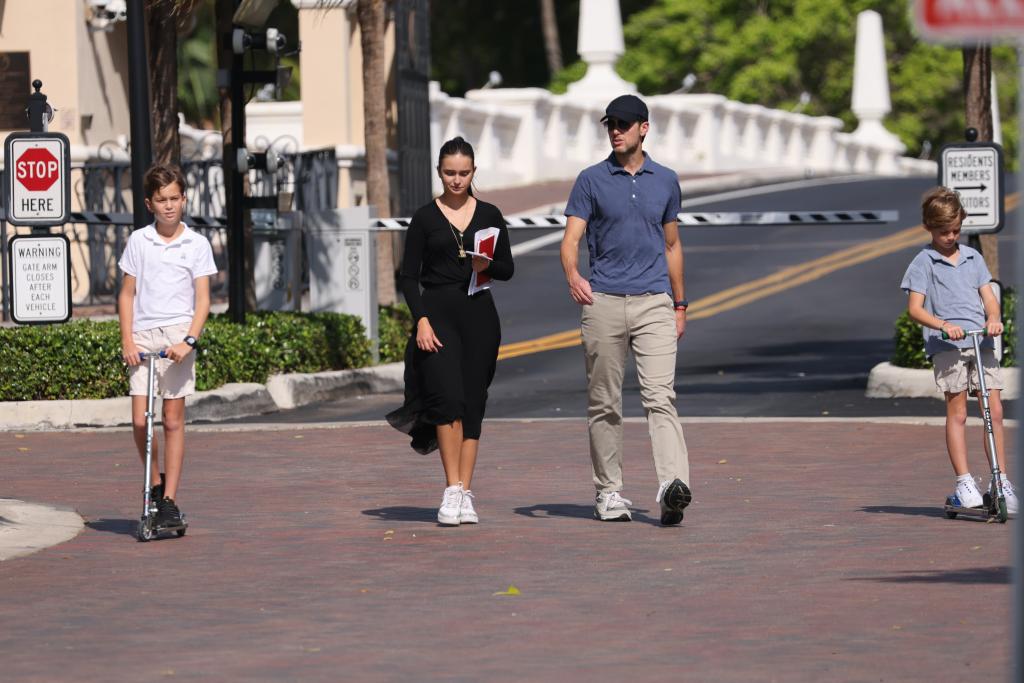 Jared Kushner and his kids arrive at temple