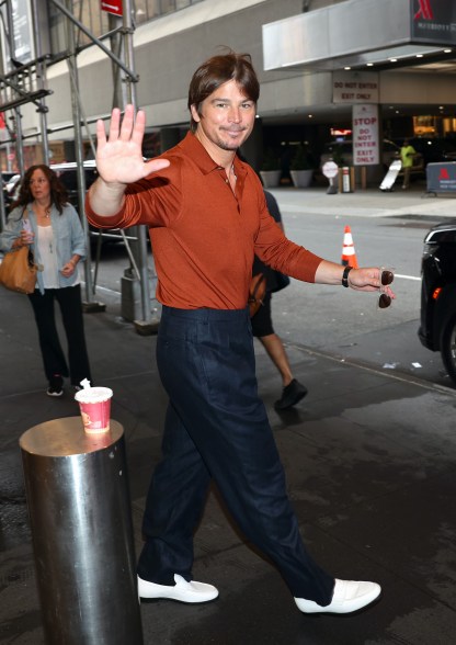 josh hartnett waving