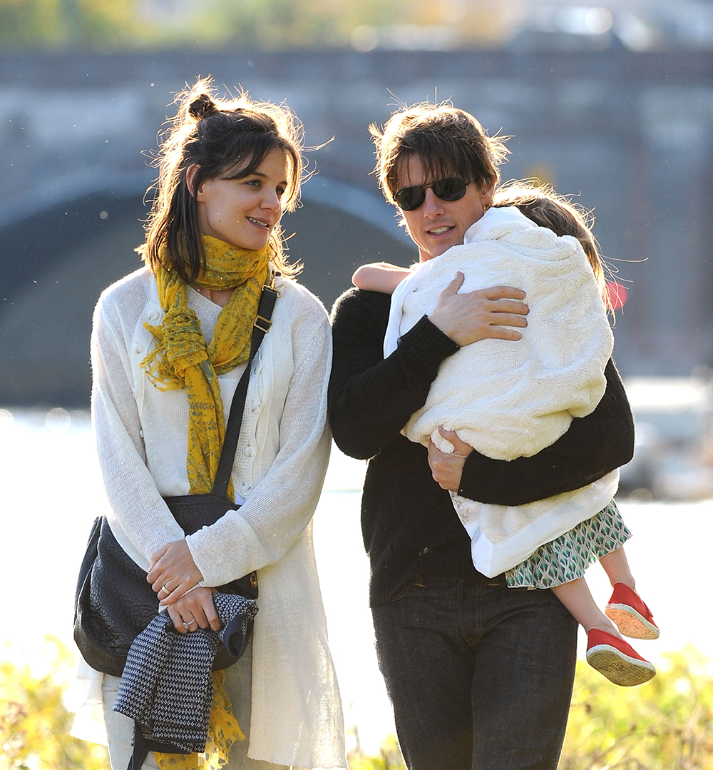 Tom Cruise carrying Suri Cruise while with Katie Holmes.