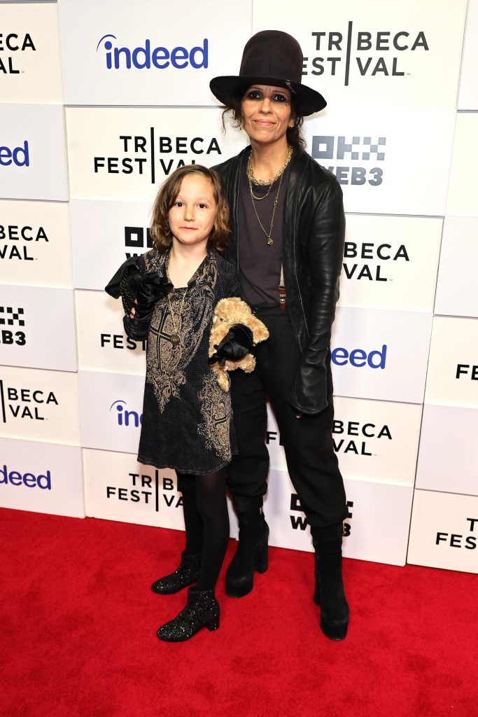 Linda Perry and Rhodes on a red carpet. 