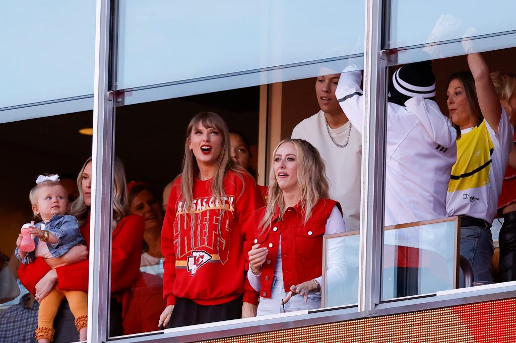 Taylor Swift and Brittany Mahomes watch the Chiefs