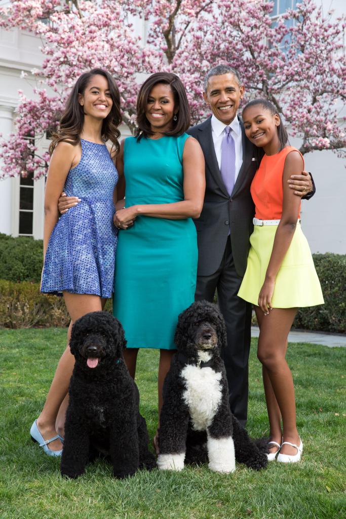 A family portrait of Malia Obama, Sasha Obama, Barack Obama, Michelle Obama and their dogs in 2015.