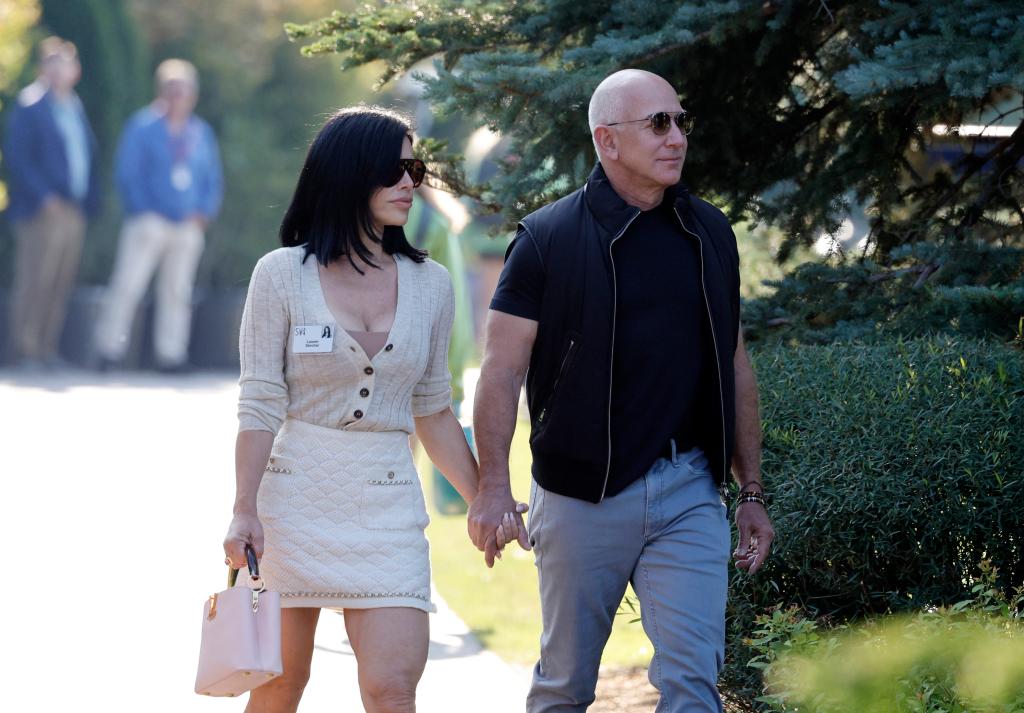 Lauren Sánchez and Jeff Bezos walking and holding hands