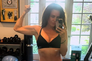 Kyle Richards removes ‘wife’ from Instagram bio and shows off physique in flexing gym selfie