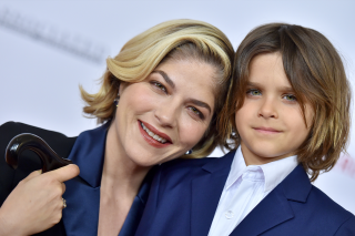 Selma Blair recalls being kicked off plane, opens up about son Arthur and new Midwestern man