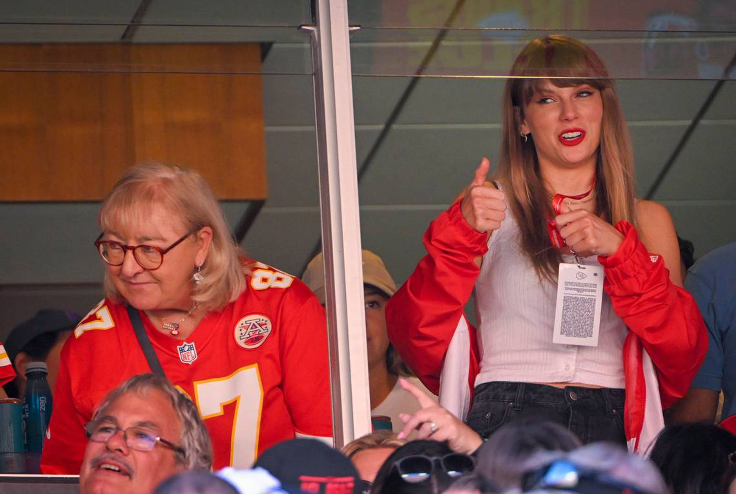 taylor swift and donna kelce in a suite