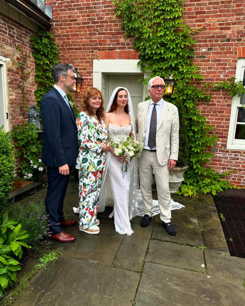 Eva Amurri on her wedding day with husband Ian Hock, mom Susan Sarandon and Tim Robbins.