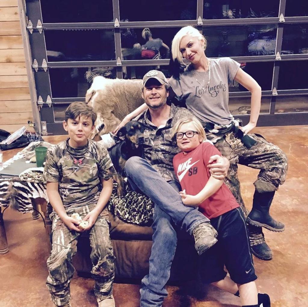 Blake Shelton, Gwen Stefani and her sons on couch