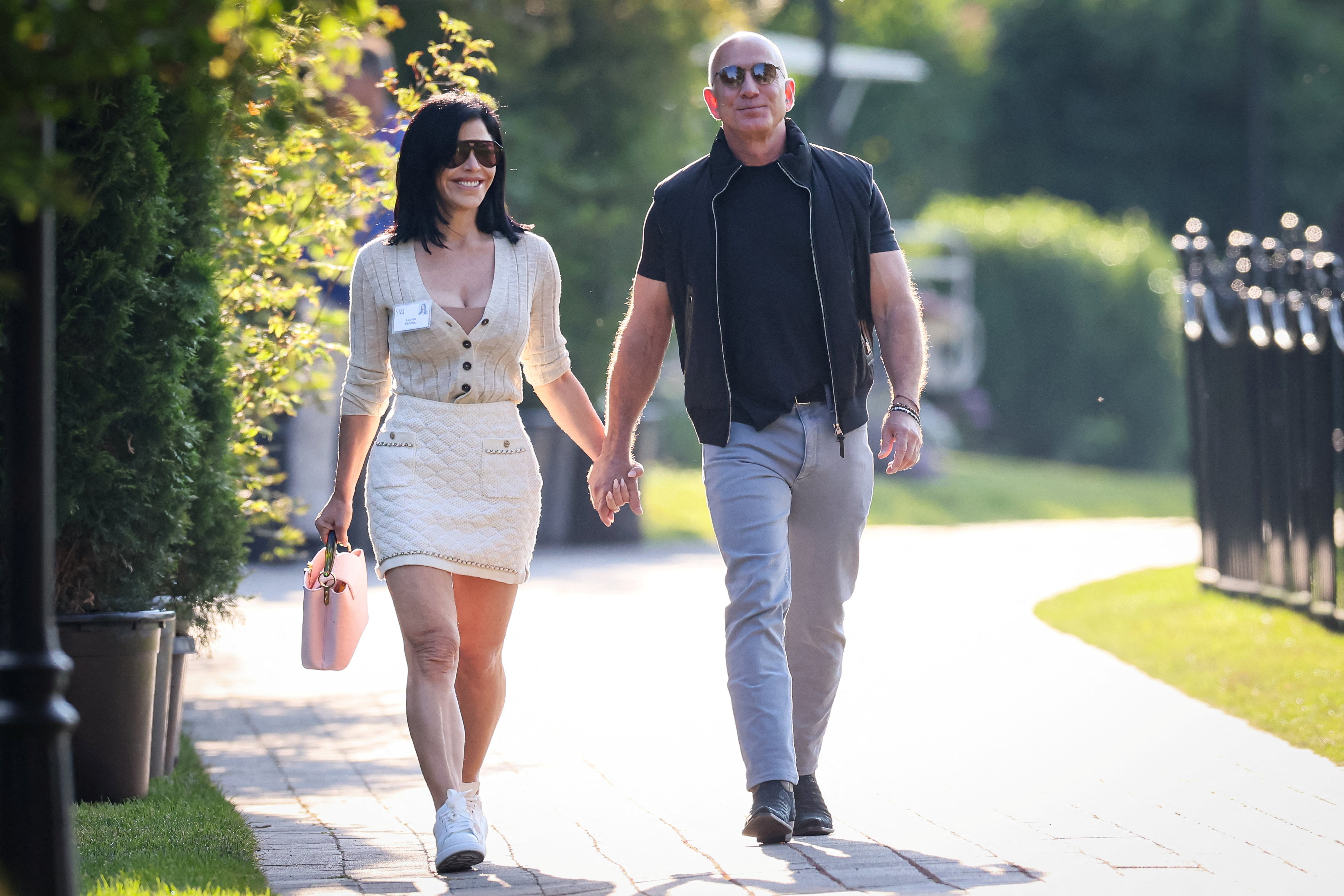 Lauren Sánchez and Jeff Bezos walking and holding hands