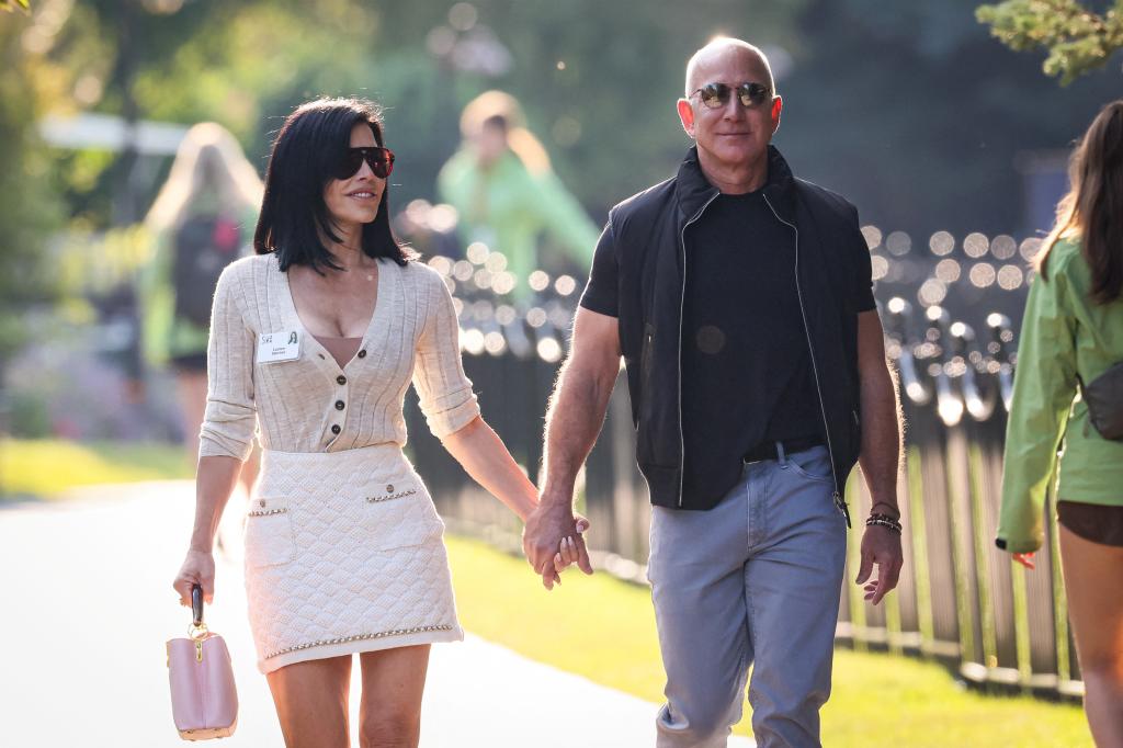 Lauren Sánchez and Jeff Bezos walking and holding hands