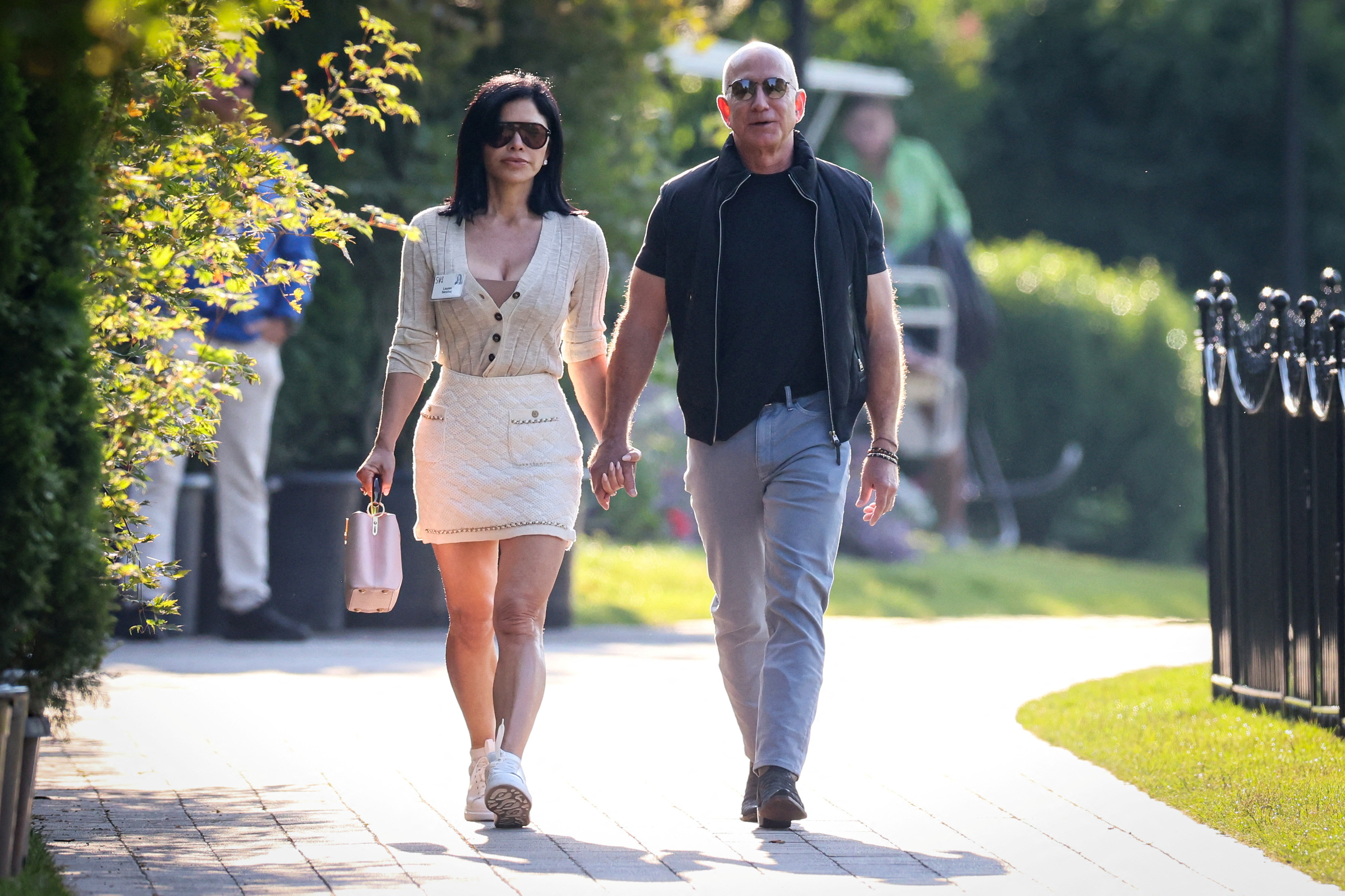 Lauren Sánchez and Jeff Bezos walking and holding hands