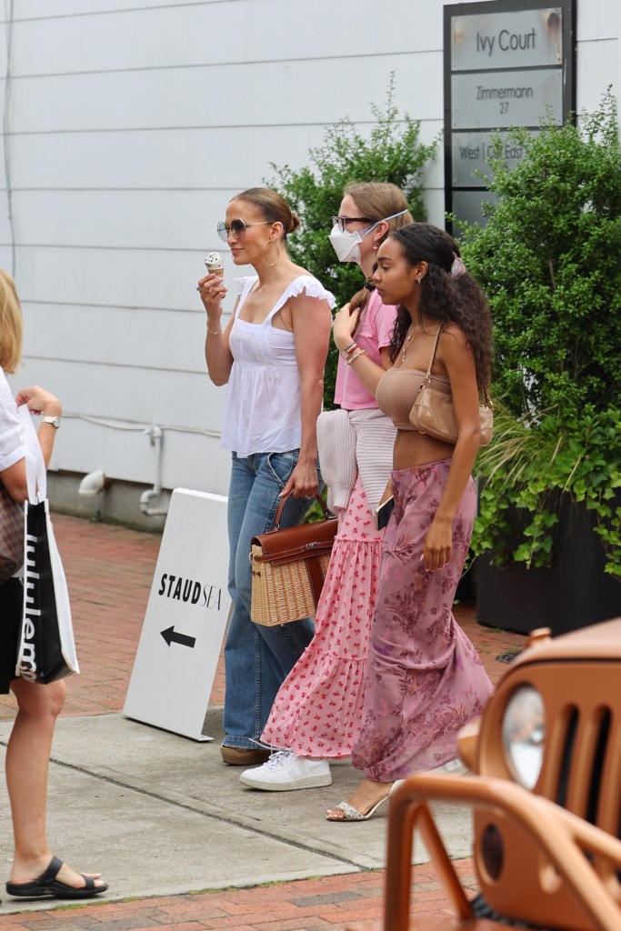 Jennifer Lopez, Violet Affleck local ice cream shop.