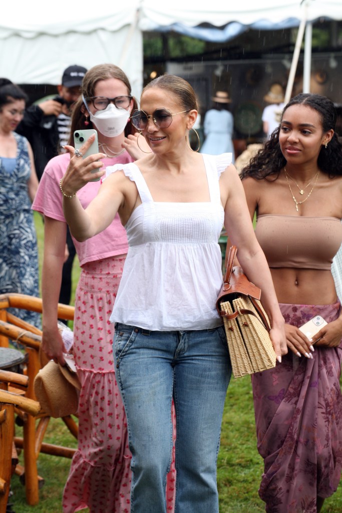 Jennifer Lopez, Violet Affleck East Hamptons antique show