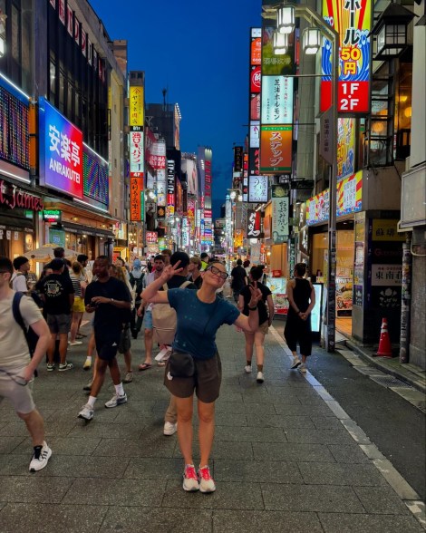 jennifer garner posing in a street in japan