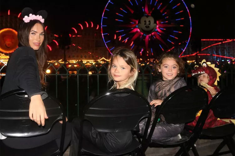 Fox goes to Disneyland with children Noah, Bodhi and Journey in an Instagram photo.