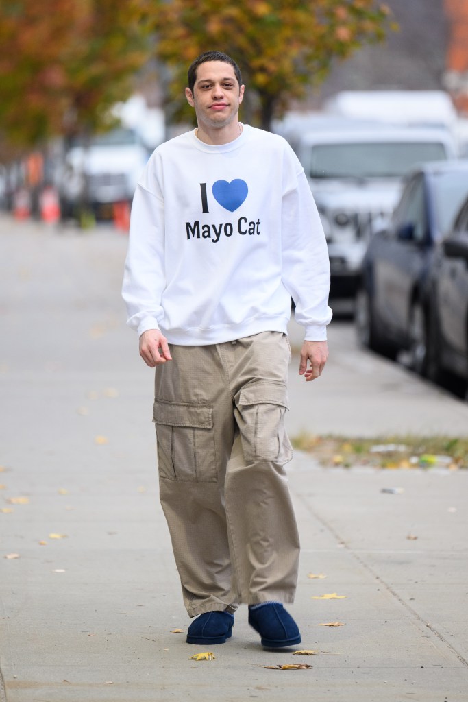  Pete Davidson walking