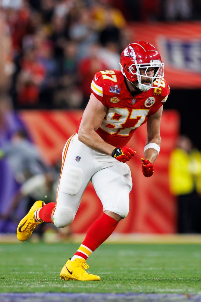 traivs kelce running on the football field