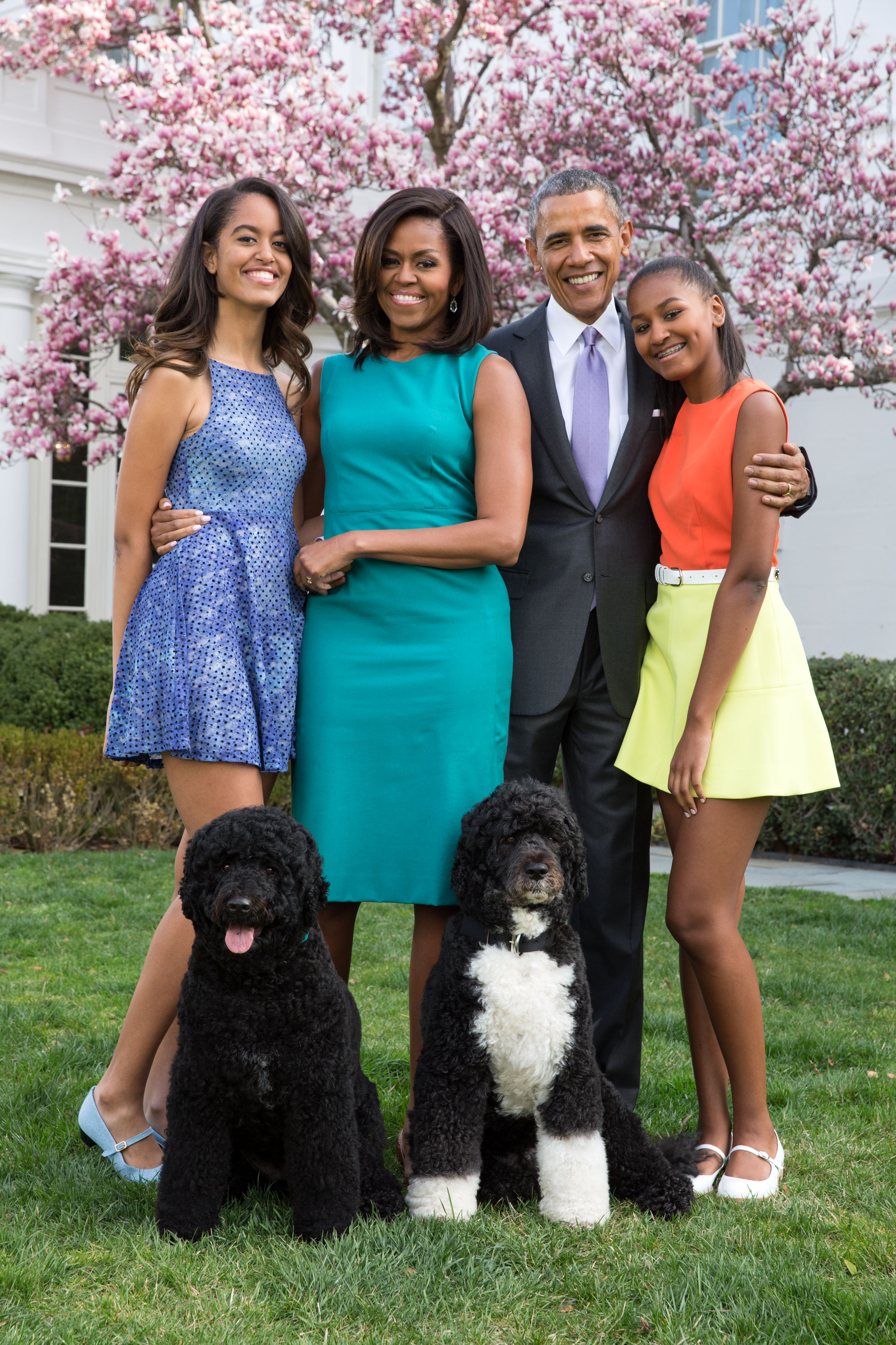 U.S. President Barack Obama, First Lady Michelle Obama, and daughters Malia (L) and Sasha (R) pose with dogs in the Rose Garden