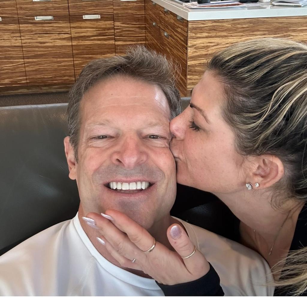 Alexis Bellino kissing John Janssen 