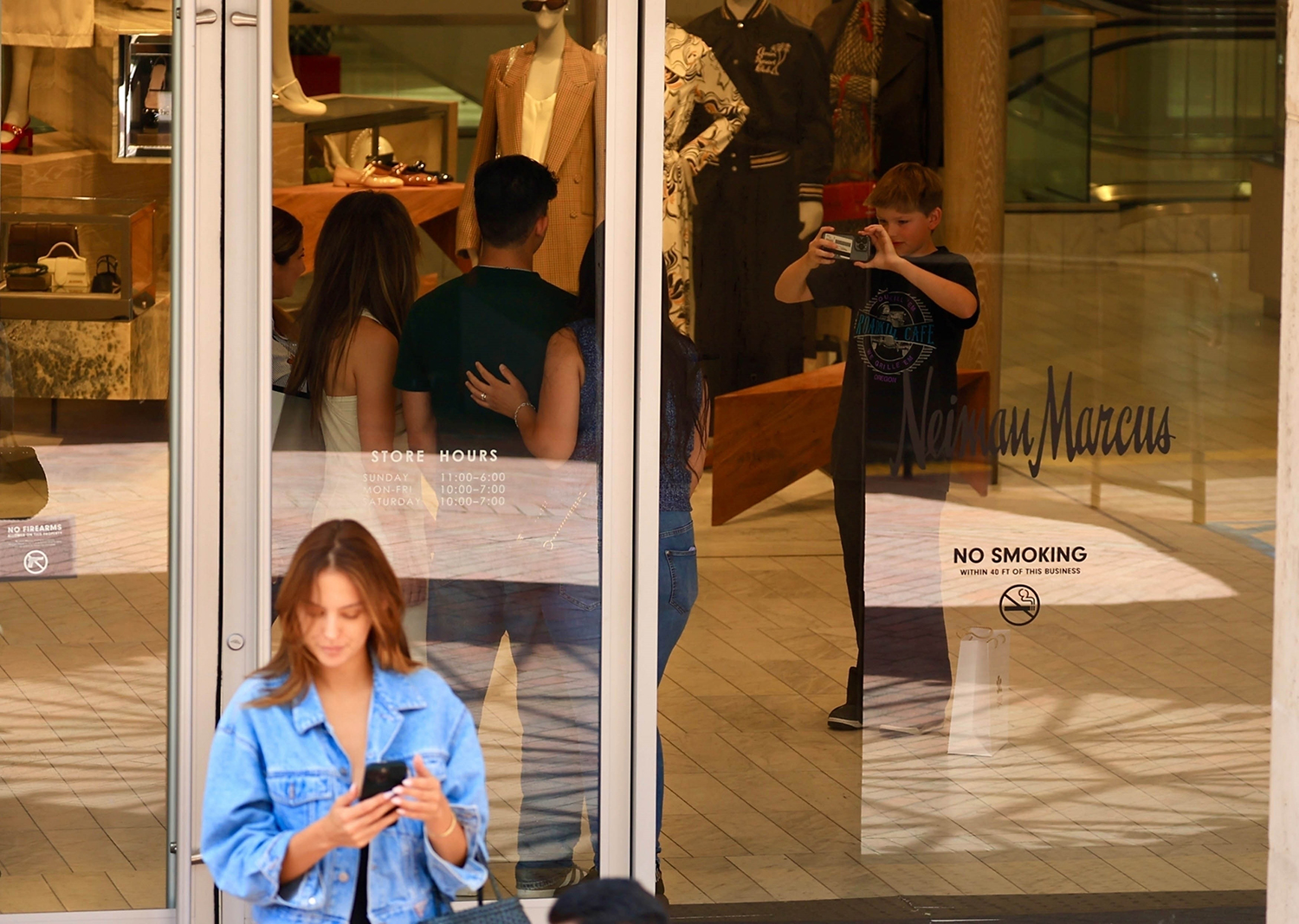 Samuel Affleck taking Jennifer Lopez's picture with fans