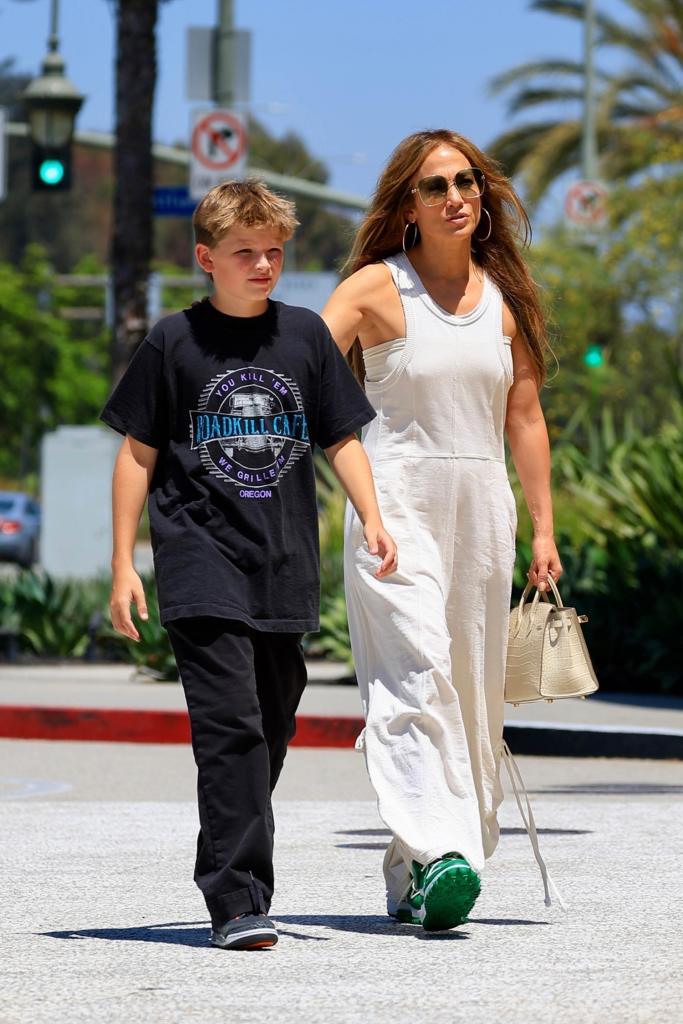 Samuel Affleck and Jennifer Lopez walking together