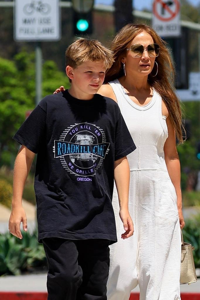 Jennifer Lopez and Samuel Affleck walking together in LA