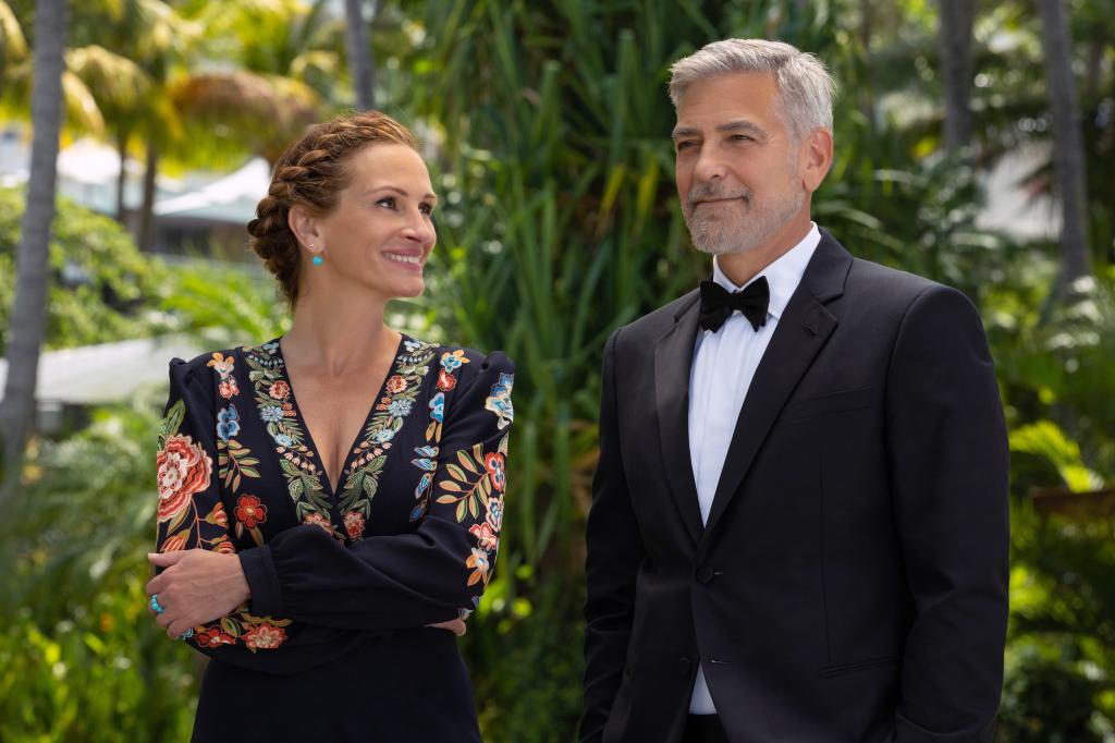 Julia Roberts and George Clooney filming "Ticket to Paradise" in 2022.