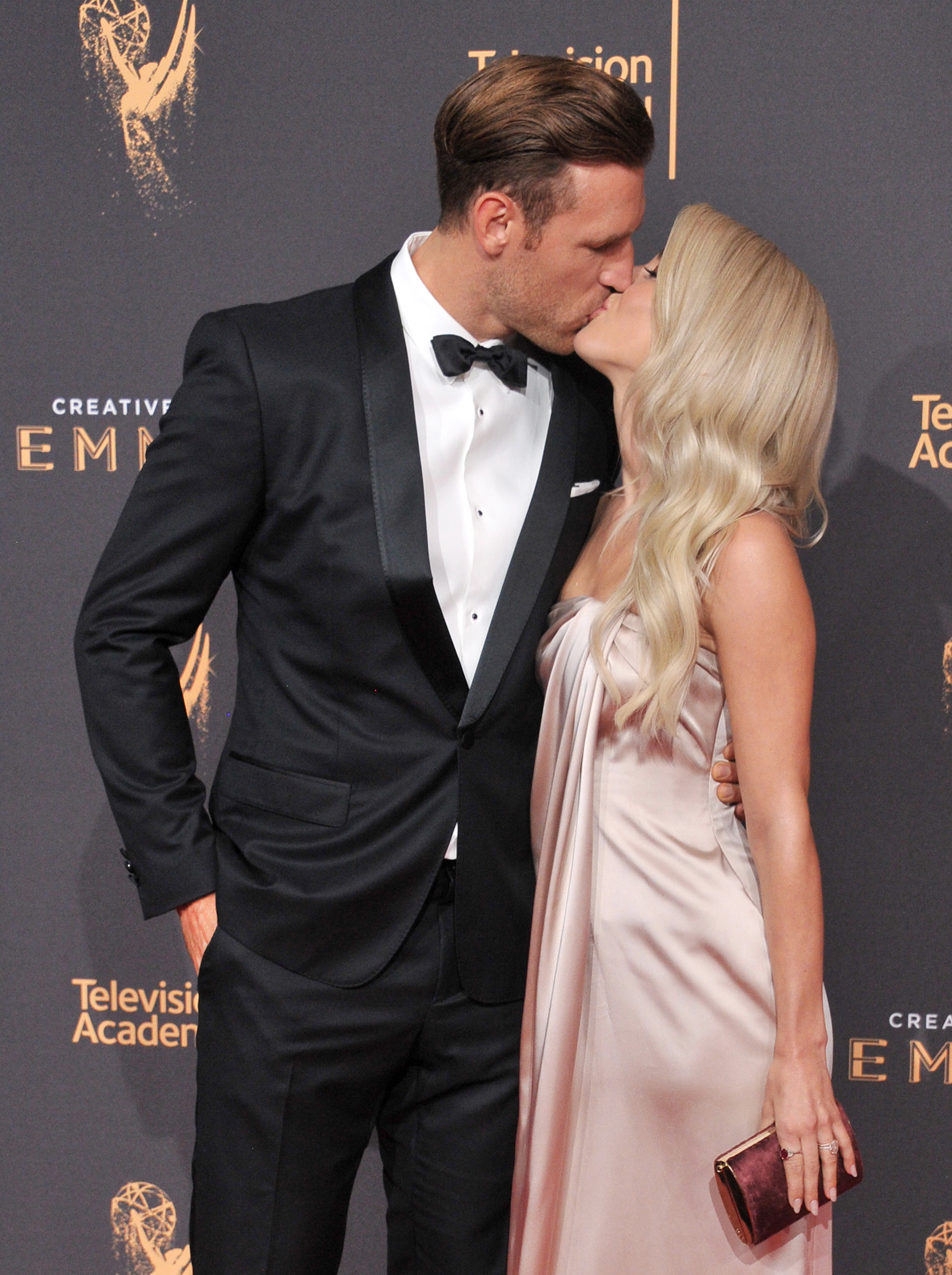 Julianne Hough and Brooks Laich kissing.