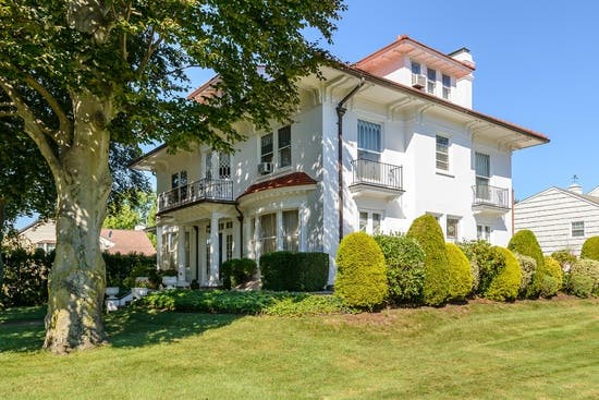 Wow House: Elegant Historic Home in Garden City