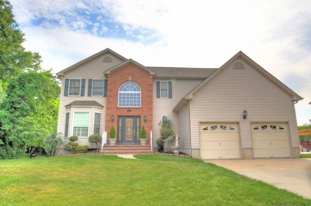 Wow House: A Third Of An Acre, Plenty Of Space For Entertaining In Brick