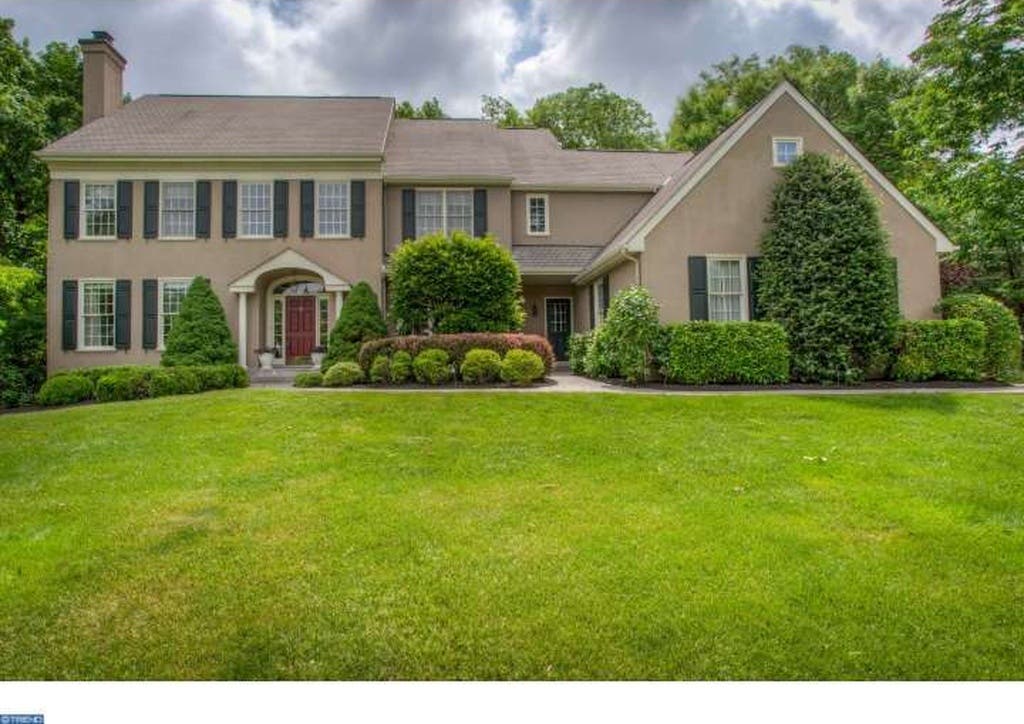 Wow House! Three-Car Garage, Vaunted Ceilings, Oak Hardwood Floors