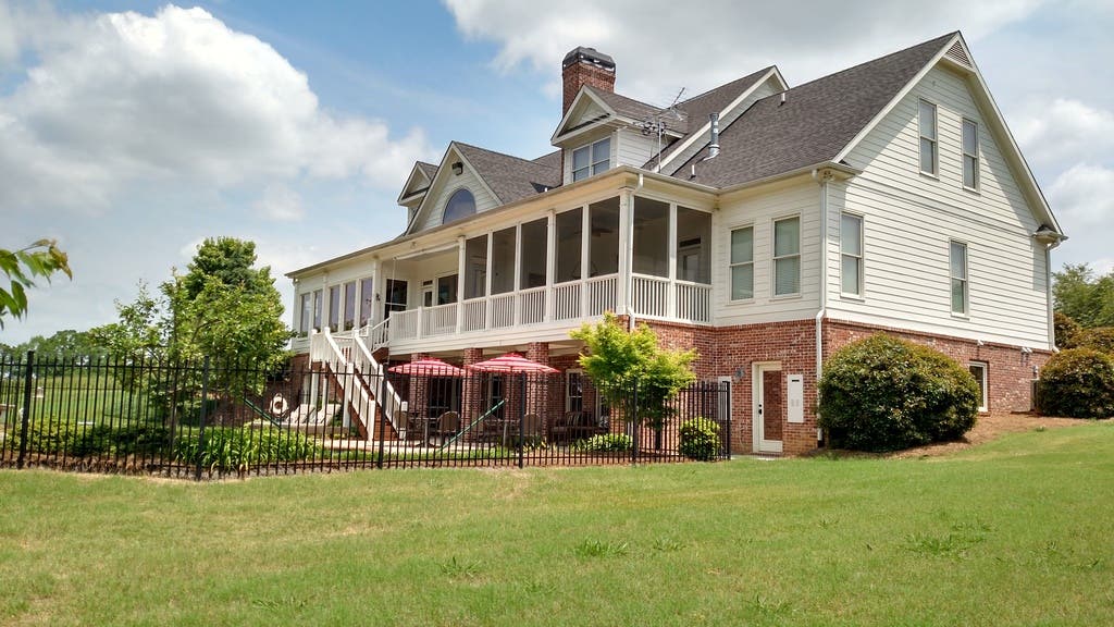 Dacula 'WOW!' House: Farmhouse on Six Rolling Acres