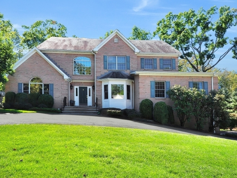 $945K Selling Price for Hickory Drive Colonial