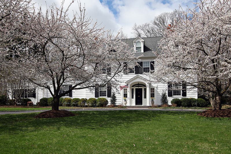 $473,800 Selling Price for 11-Room Hunters Road Colonial