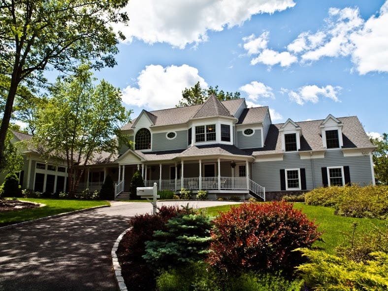 $925K Selling Price for 15-Room Sugar Hill Road Colonial