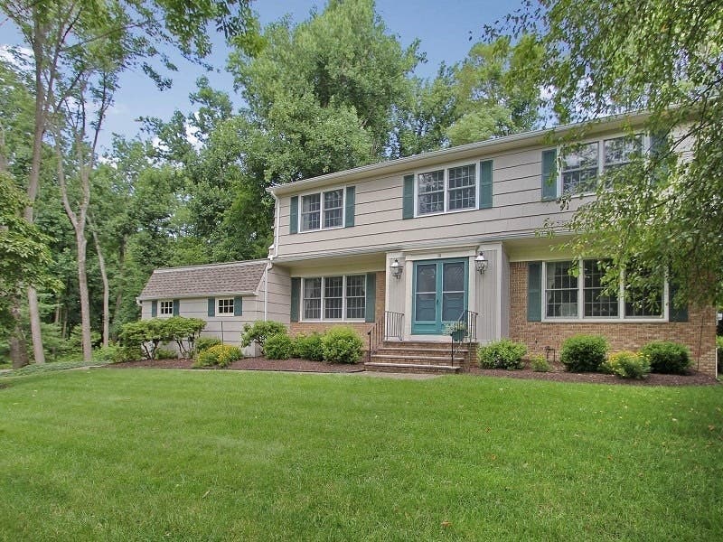 $680K Selling Price for 8-Room Deer Chase Road Colonial