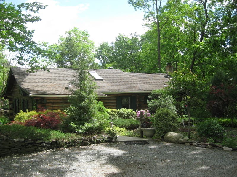 $205K Selling Price for 5-Room Elro Drive Log Cabin