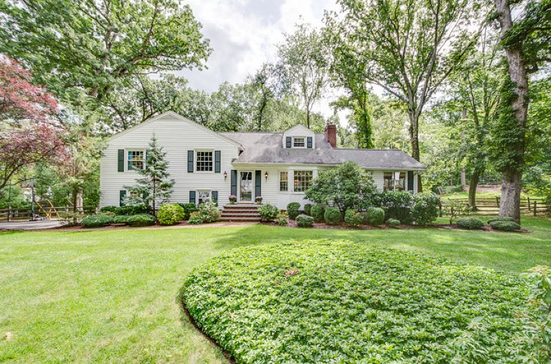 $735K Selling Price for 10-Room Arrowhead Road Colonial