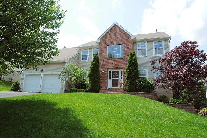 $495K Selling Price for 12-Room Pinnacle Drive Colonial