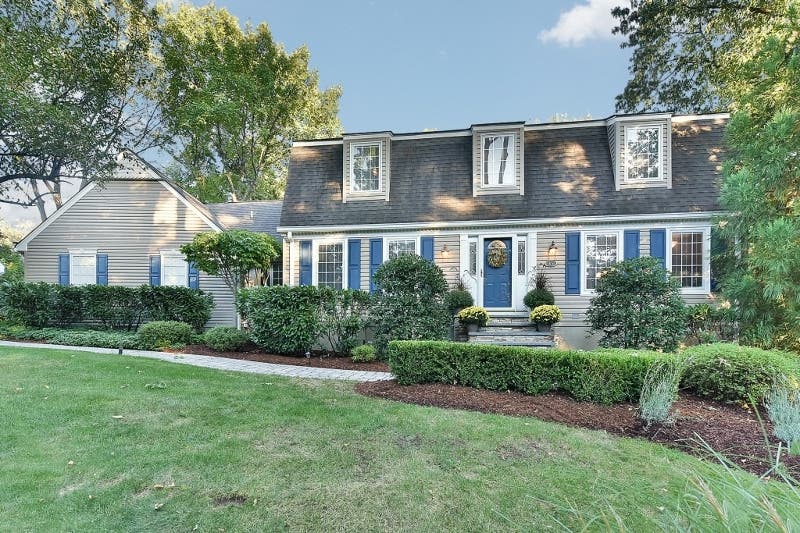 $775K Selling Price for 10-Room Weiss Drive Colonial