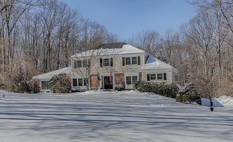 $525K Selling Price for 10-Room East Gate Road Colonial