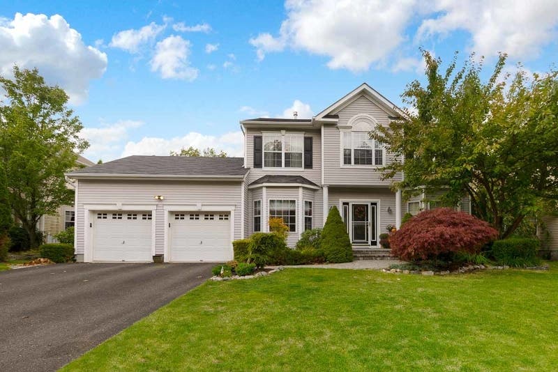 $445 Selling Price for 10-Room Hill Hollow Road Colonial