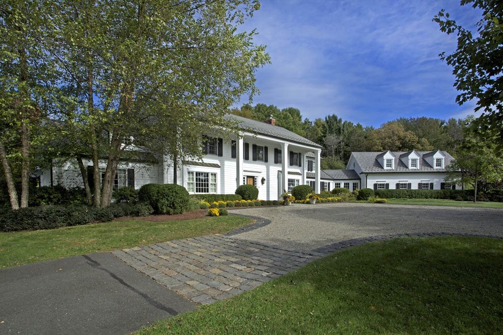 $2.15M: Take A Look Inside Horseshoe Bend Road Home