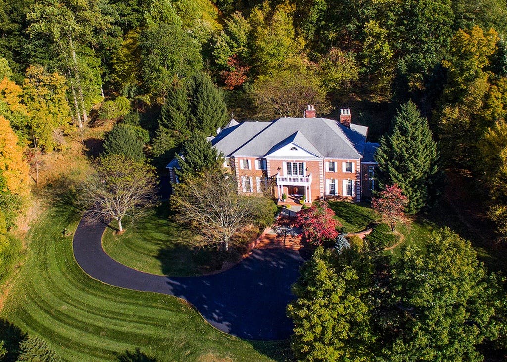 $1.395M: Take A Look Inside 5-Bedroom Beacon Hill Drive Home